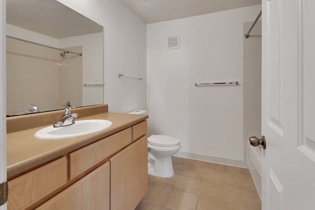 Building Photo - 940 Village Trl