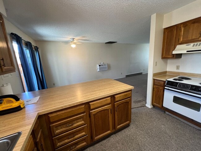 Building Photo - 1 Bedroom 1 Bath Townhouse in Great Neighborhood