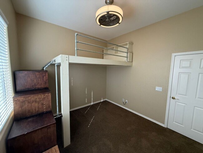 Building Photo - Beautiful 6 Bedroom - 4 Bath w/Private Poo...