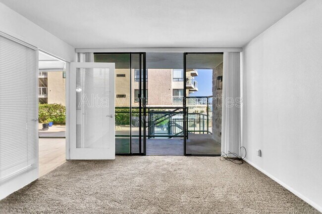 Building Photo - 3916 Riviera Dr