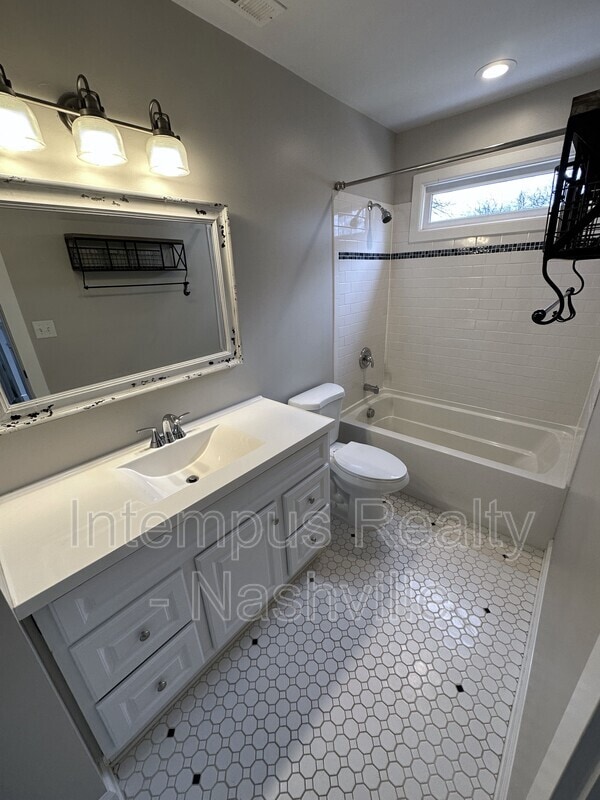 Building Photo - 548 Veritas St