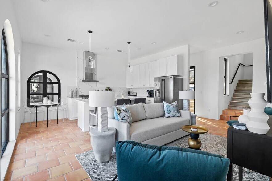 Building Photo - 2701 Bumble Bee Dr