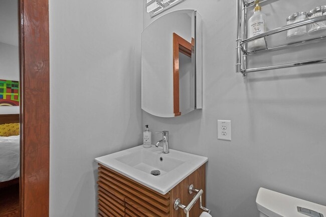 Building Photo - Modern Furnished Cottage Located Downtown!