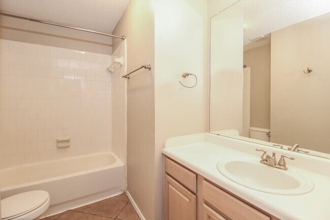 Building Photo - 1032 Springcreek Dr