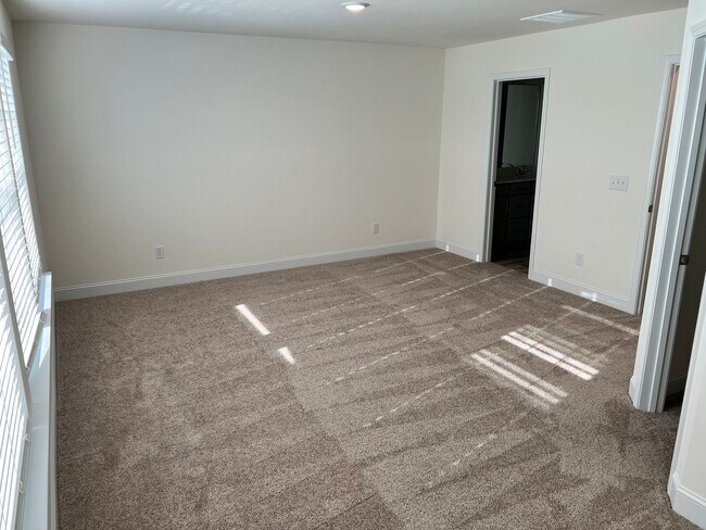Building Photo - Like-New 3BR Townhome in Spring Village | Garage | Minutes to Downtown Angier