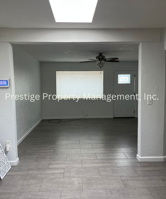 Building Photo - Welcome to This Lovely 3/2.5 East Side Home!!
