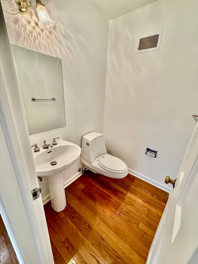 Building Photo - 26 Windsor Dr