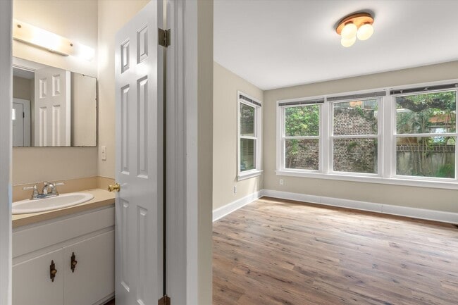 Building Photo - Harleston Village 3 Bed/2.5 Bath Gem Avail...