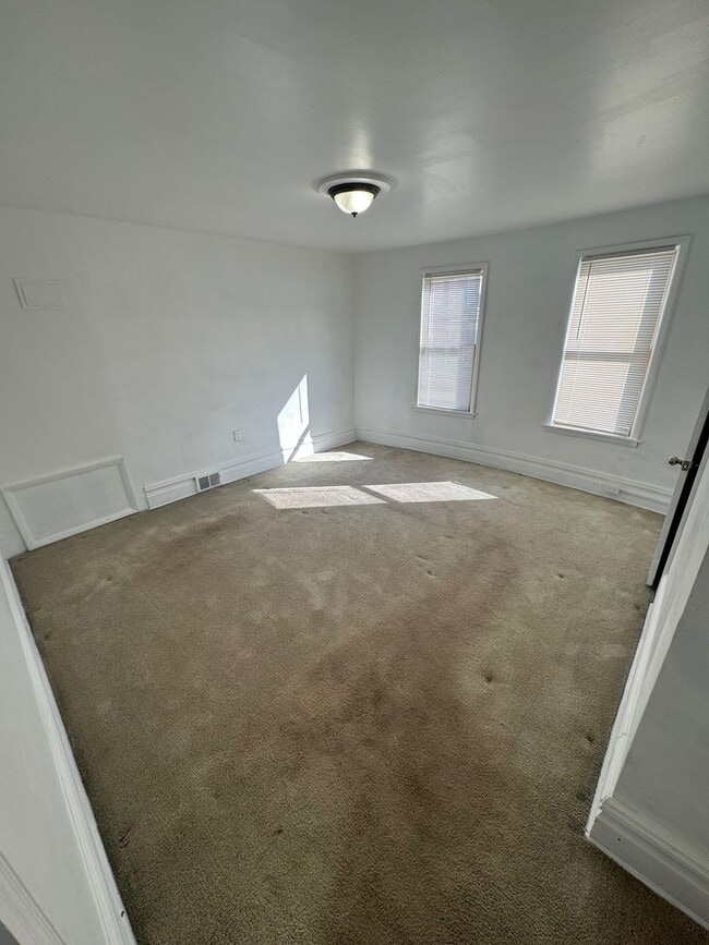 Building Photo - Spacious 4-Bed 2-Bath House!!