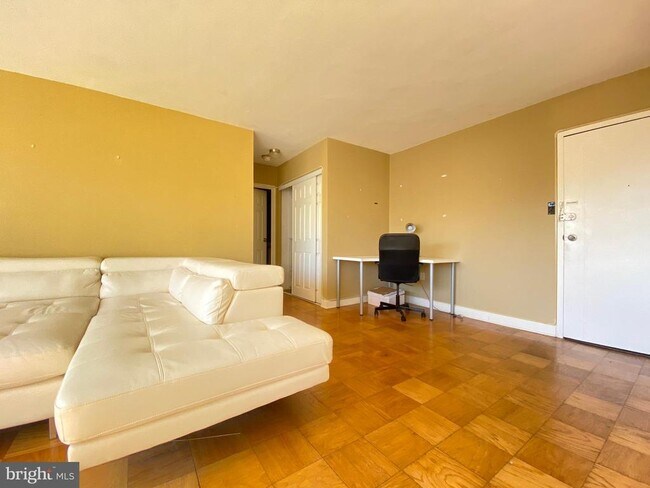 Building Photo - 922 24th St NW