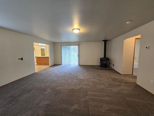 Building Photo - 3 Bedroom, 2 Bathroom House, Available Now!!!