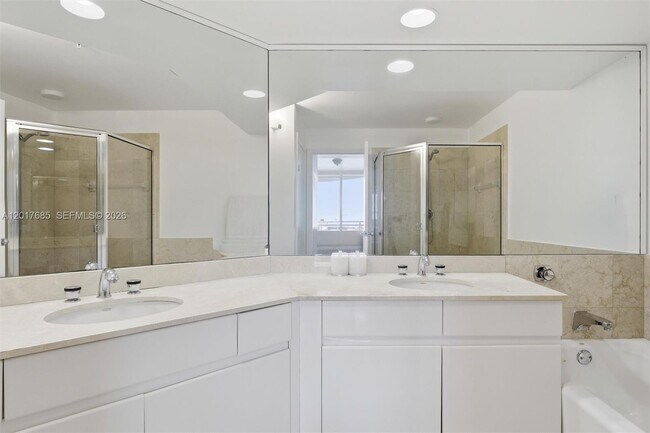 Building Photo - 888 Brickell Key Dr