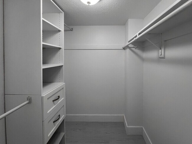 Building Photo - 2205 S Cypress Bend Dr