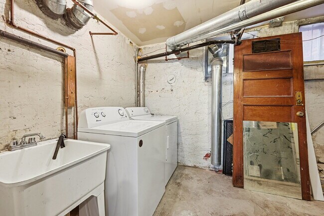 Building Photo - $4,720.95 with $300 off the first month's rent, 5 Beds - 5 Bath, Single Family Home in Denver wit...