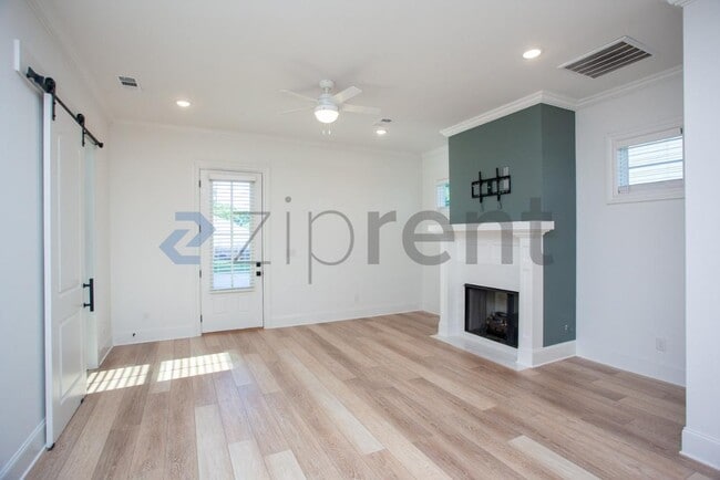 Building Photo - Unit