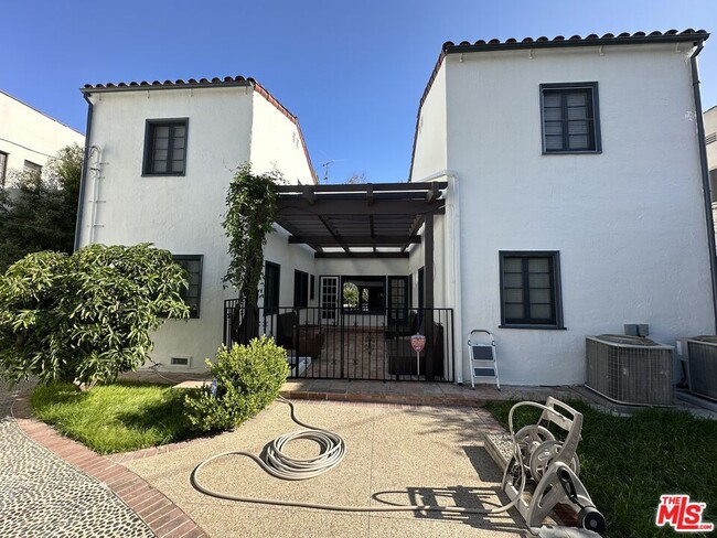 Building Photo - 147 N Orange Dr