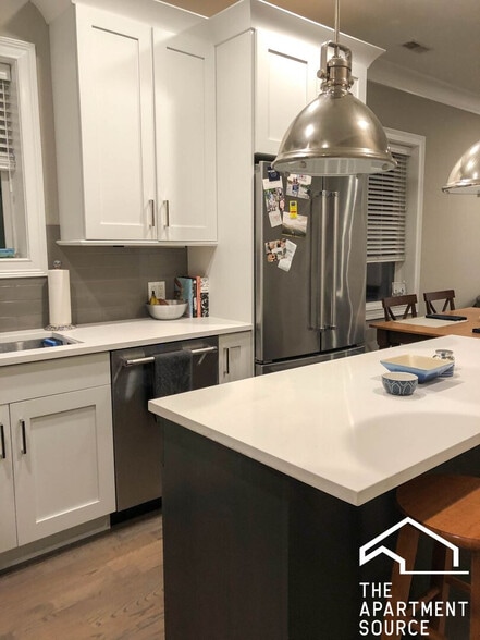 Building Photo - 872 W Lill Ave