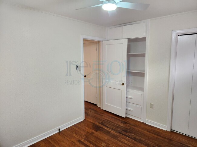 Building Photo - Elm, 200-202 N. Duplex