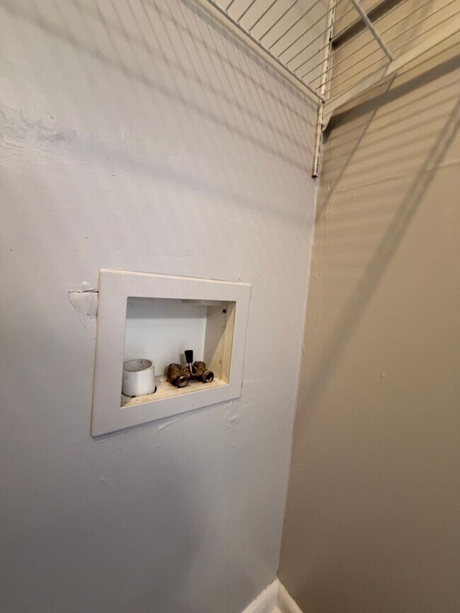 Building Photo - 1422 E Buena Ventura St