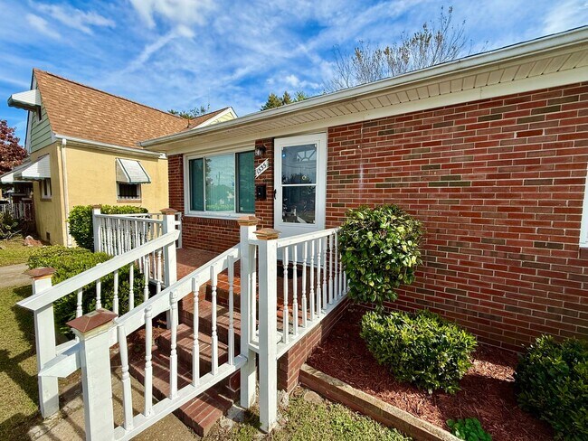 Building Photo - ***Renovated 3 Bedroom Ranch*Near Casino &...