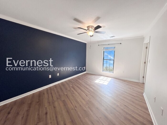Building Photo - 25109 Plantation Dr NE