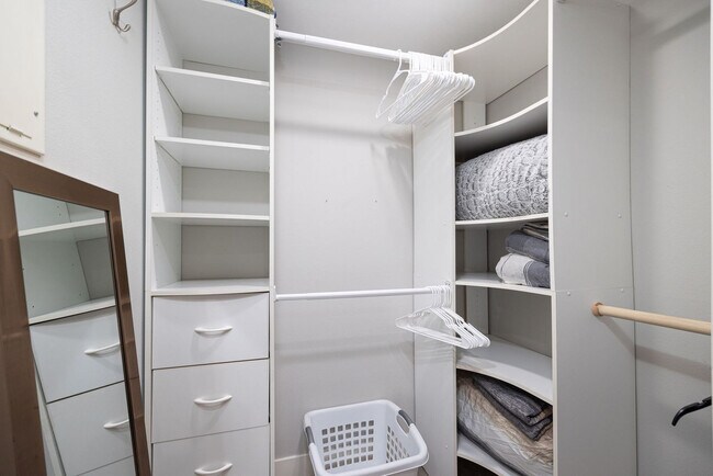 Building Photo - 2419 Fifth Avenue-SI FL1-ID1335156P