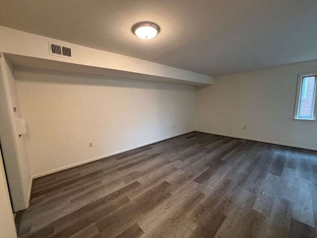 Building Photo - Charming Townhome in Prime Annandale Location