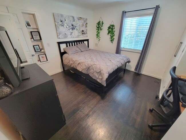 Building Photo - Great Single Family Home in West Long Beach