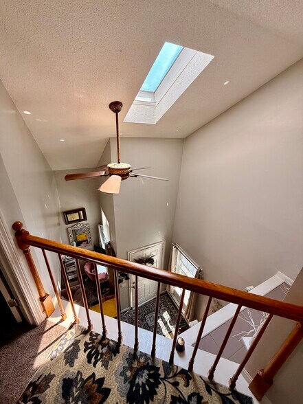 2nd floor Landing overlooking front foyer with ceiling fan/light - 11 Devon Club Ln