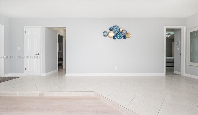 Building Photo - 810 S Rainbow Dr