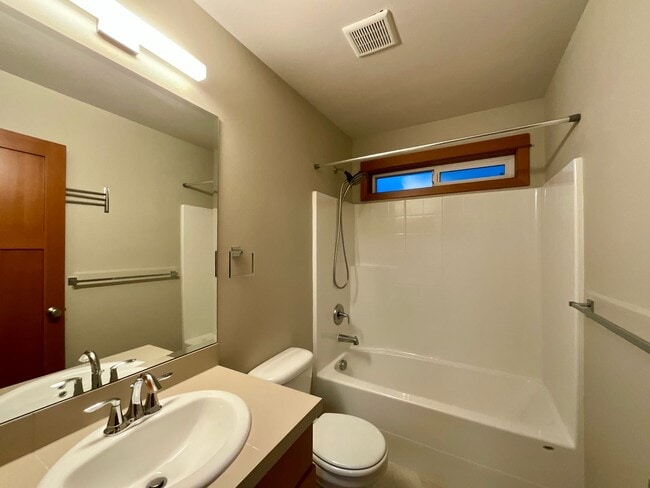 Building Photo - Beautiful 3 Bedroom Townhouse in Everett