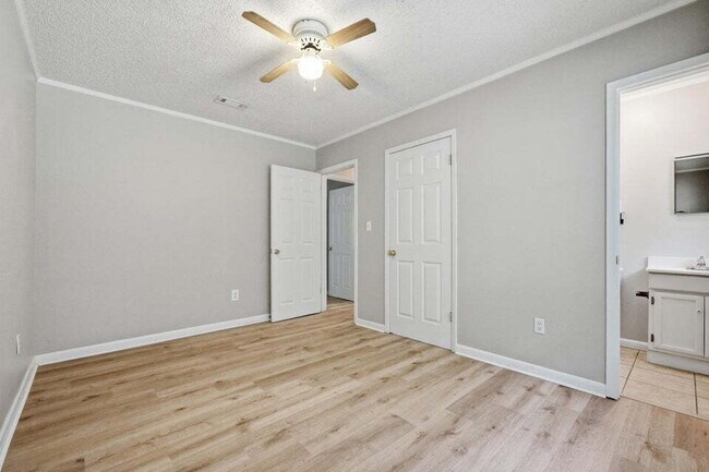Building Photo - A small-town charm ready for move in!