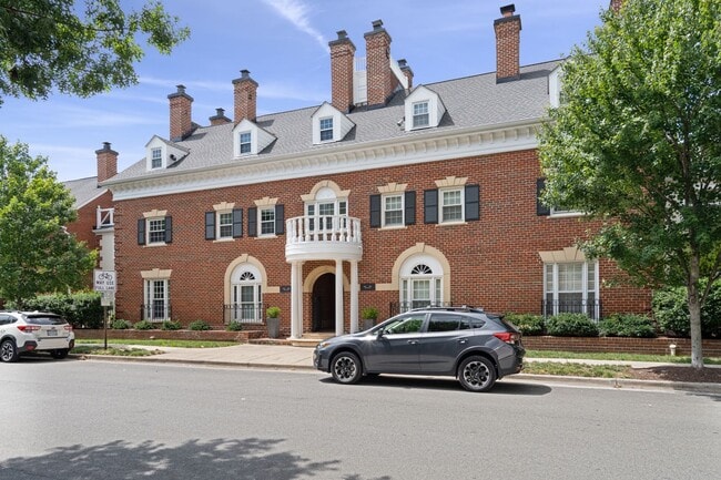 Building Photo - Available Now! Updated //3 Bedroom 2.5 Bat...