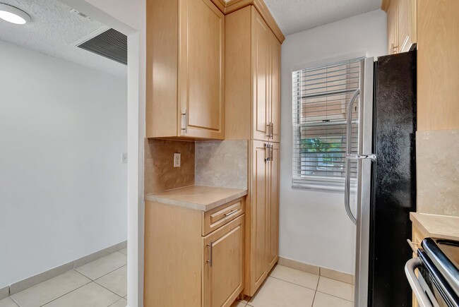 Building Photo - 8431 Royal Palm Blvd