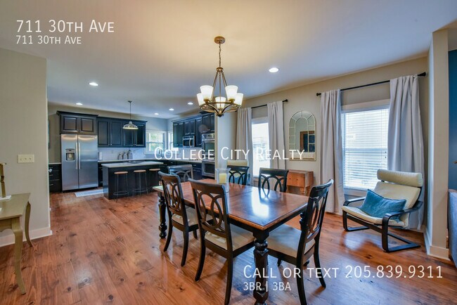 Building Photo - 711 30th Ave