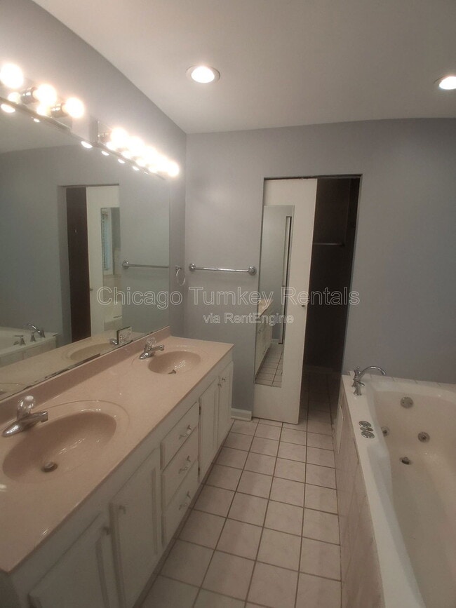 Building Photo - 1204 E 166th Pl