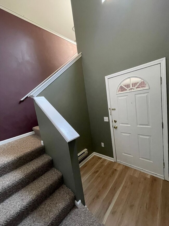 Building Photo - Bright Upper Condo with Garage | Near Shopping & Trails