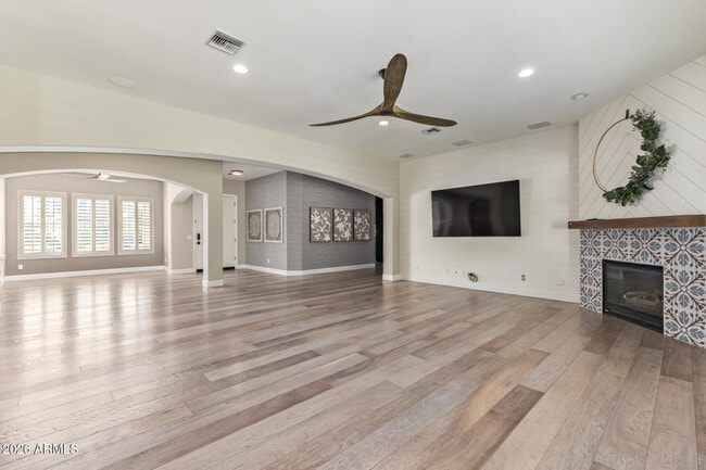 Building Photo - 326 W Loma Ln