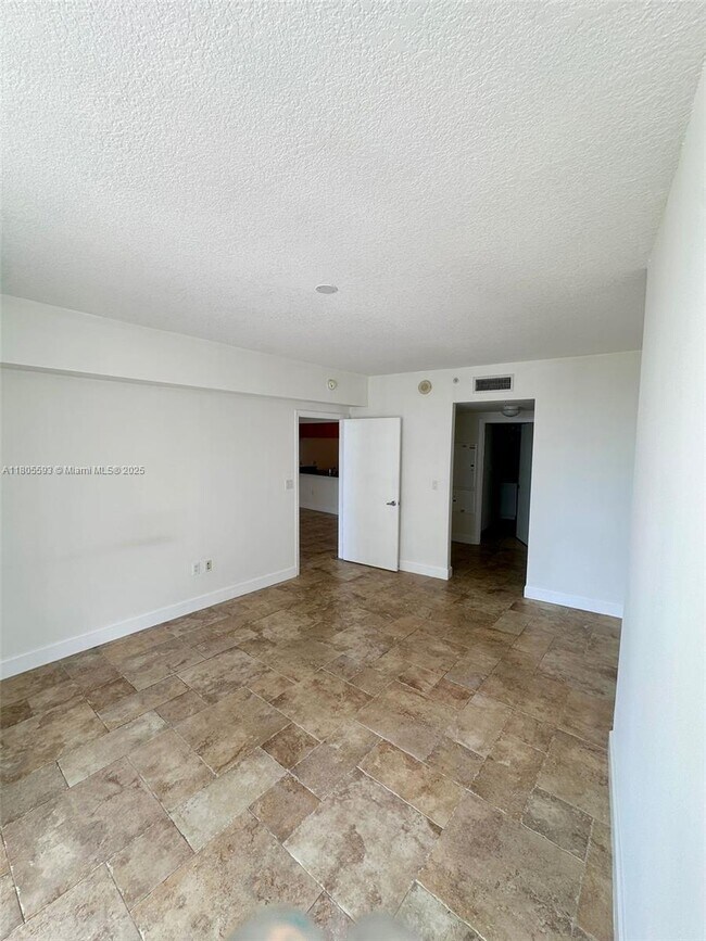 Building Photo - 1750 N Bayshore Dr