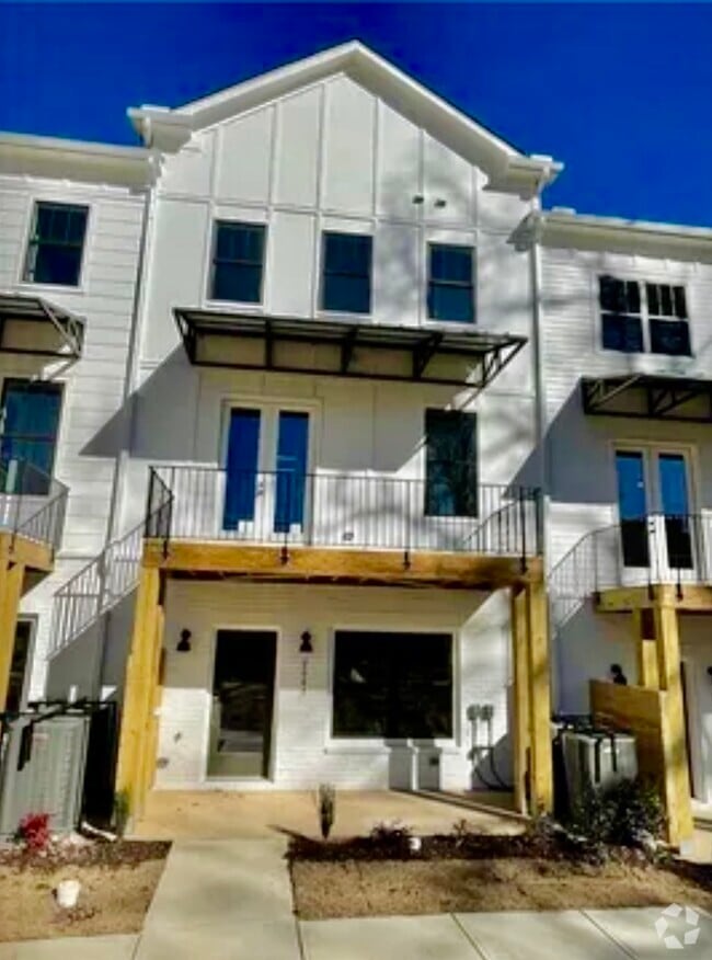 Building Photo - 2004 Mahogany Ln NW