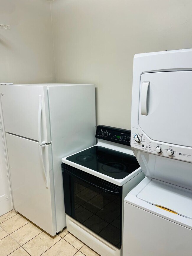 Building Photo - Quiet and provate location near TMH