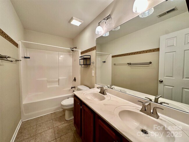 Building Photo - 1913 Thorn Crest Dr