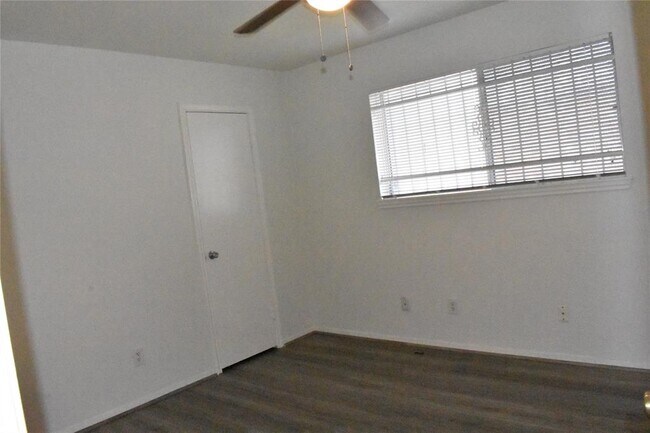 Building Photo - 10427 Huntington Wood Dr