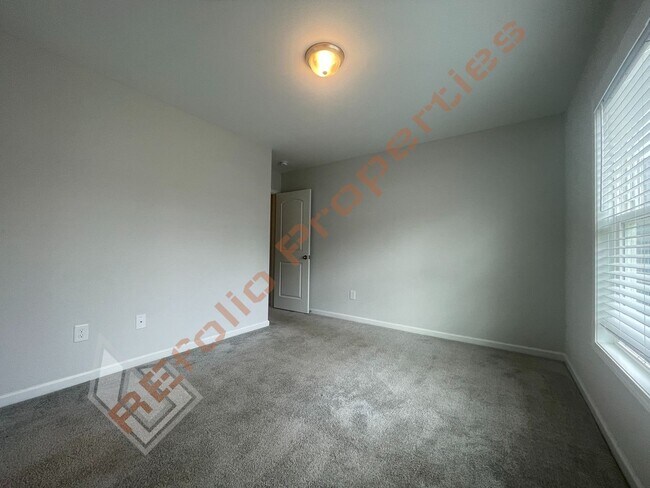 Building Photo - Beautiful 4BD 2.5BA Home w/Primary Suite o...