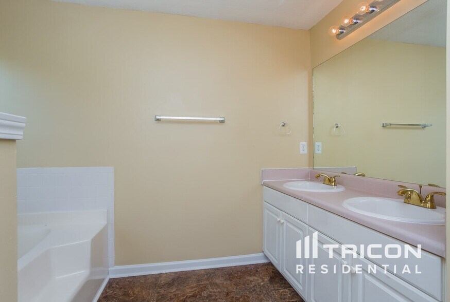 Building Photo - 1420 Spring Hill Run