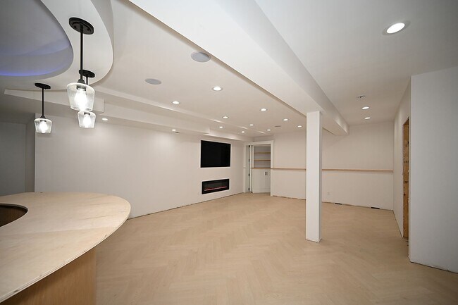 Building Photo - Beautiful 4 Bedroom, 3 Bath, Single Family...