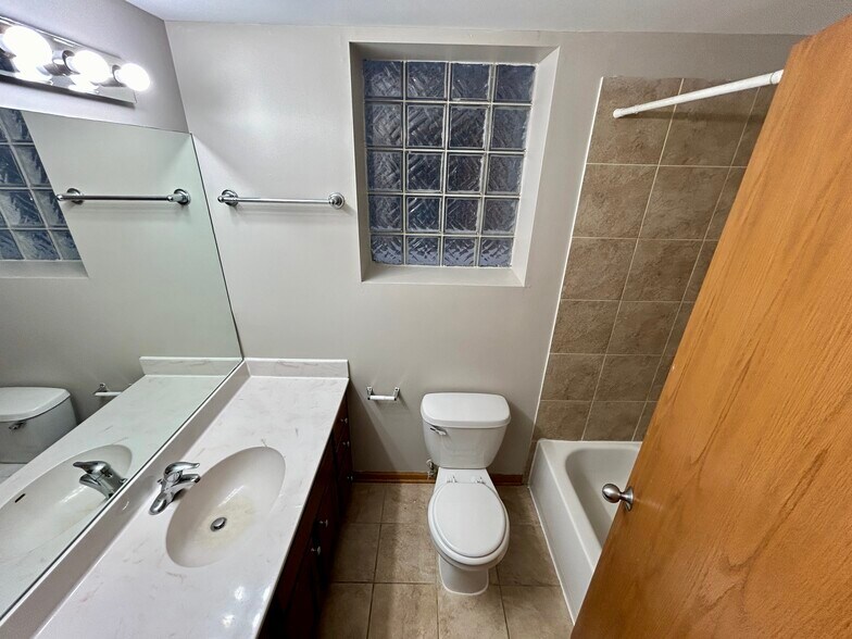 Building Photo - 5642 S Prairie Ave