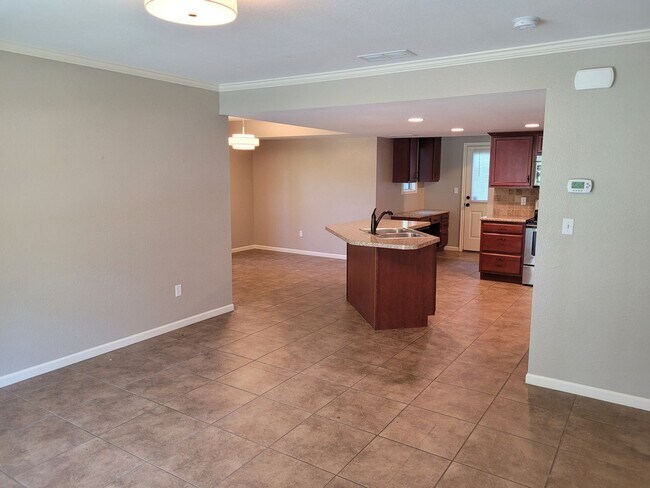 Building Photo - 3 Bedroom 2.5 Bathroom Home