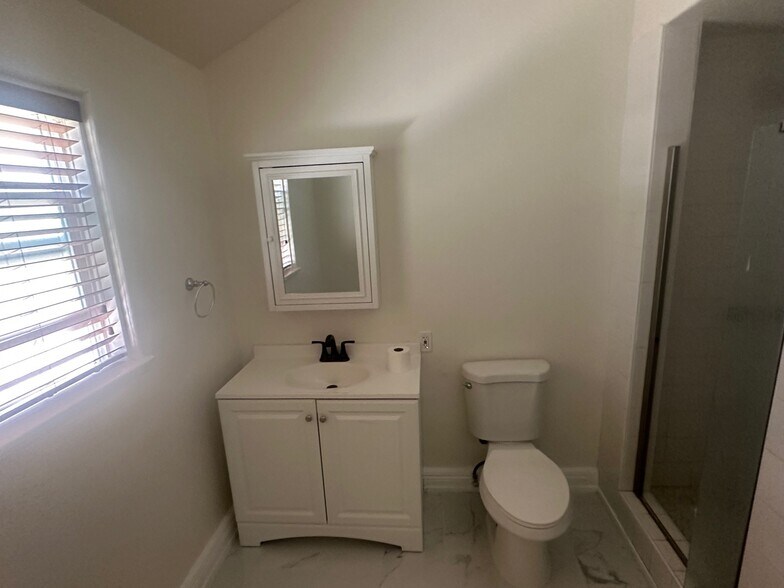 Building Photo - 8733 Holloway Dr