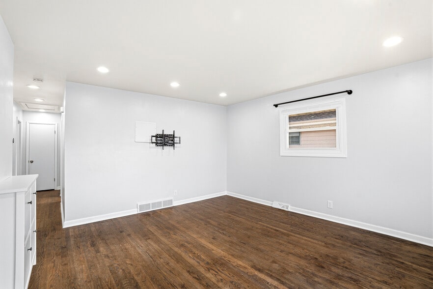 Building Photo - 3316 E Bottsford Ave